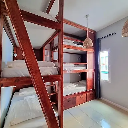 Hotell Compass House
