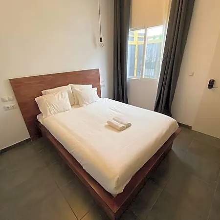 Hotell Compass House